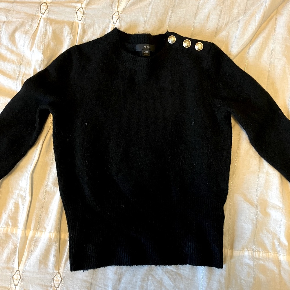 Cozy 🖤sweater with gold buttons 🛎️🛎️🛎️